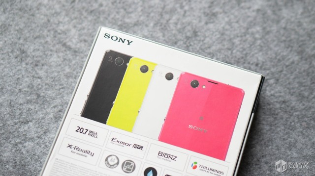 Xperia Z1 Compact Retail Packaging_5