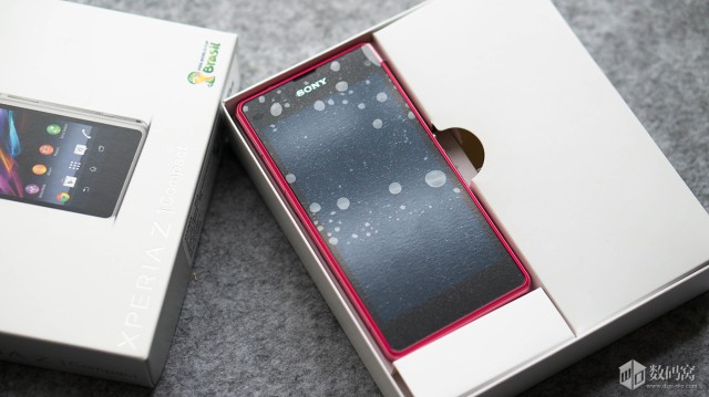 Xperia Z1 Compact Retail Packaging_6