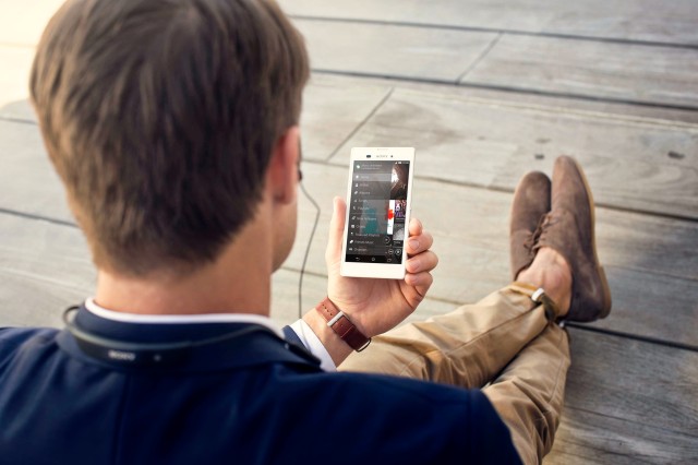 9_Xperia_T3_Lifestyle_In_Use