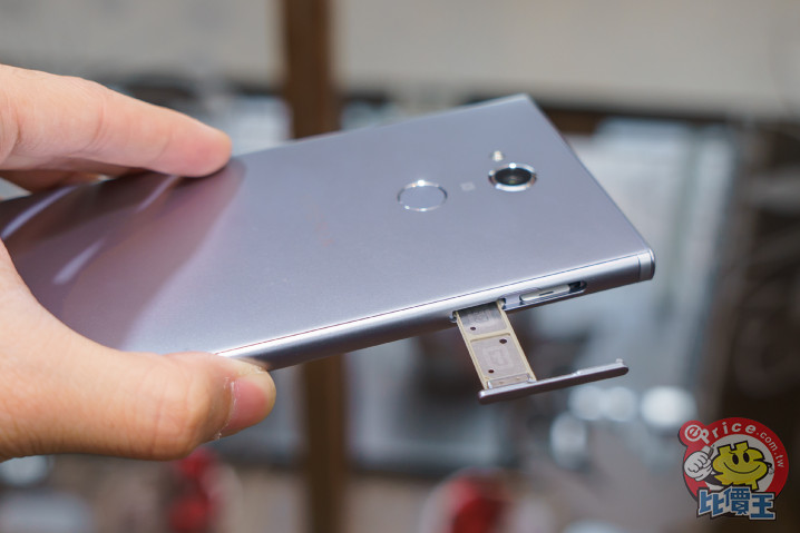 Xperia  AX2  Dual  ultra  SiMフリー Xperia XA2 Dual has hybrid SIM tray; XA2 Ultra Dual has dedicated